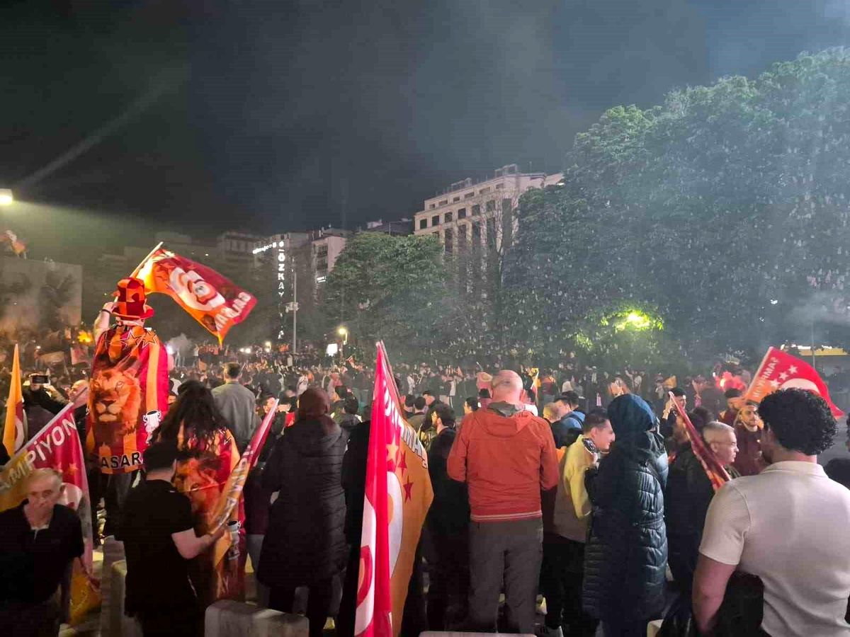 Galatarasaylı taraftarlar şampiyonluk heyecanını paylaştı