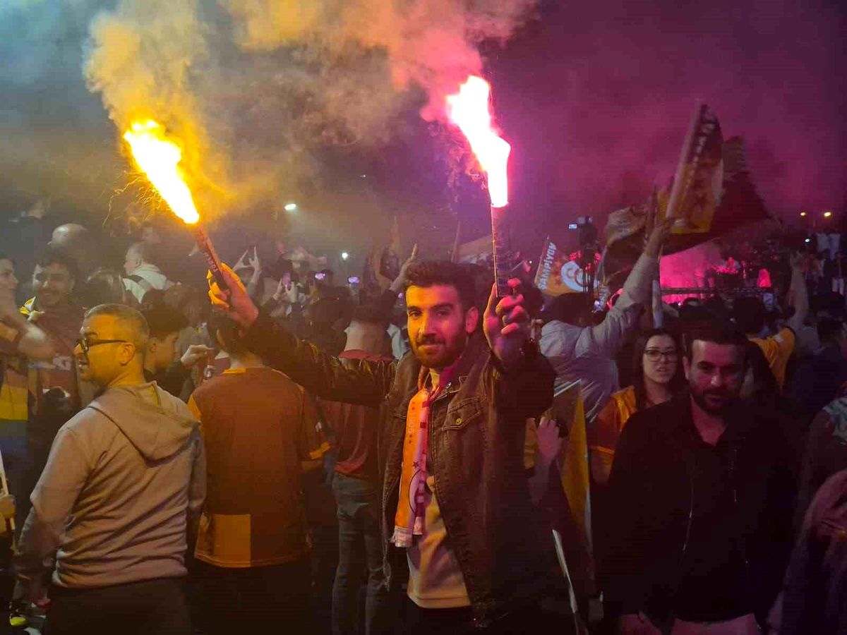 Galatasaray'ın şampiyonluğu Ankara'da zurna ve halaylar eşliğinde kutlandı