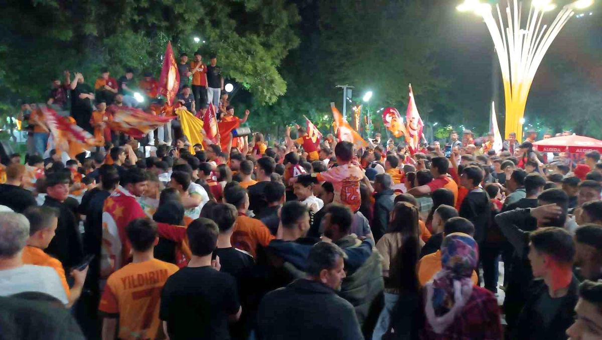 Galatasaraylı taraftarlardan Batman'da coşkulu kutlama