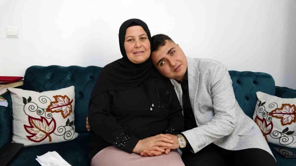 Görme engelli oğlunun eğitimi için Braille alfabesini öğrendi