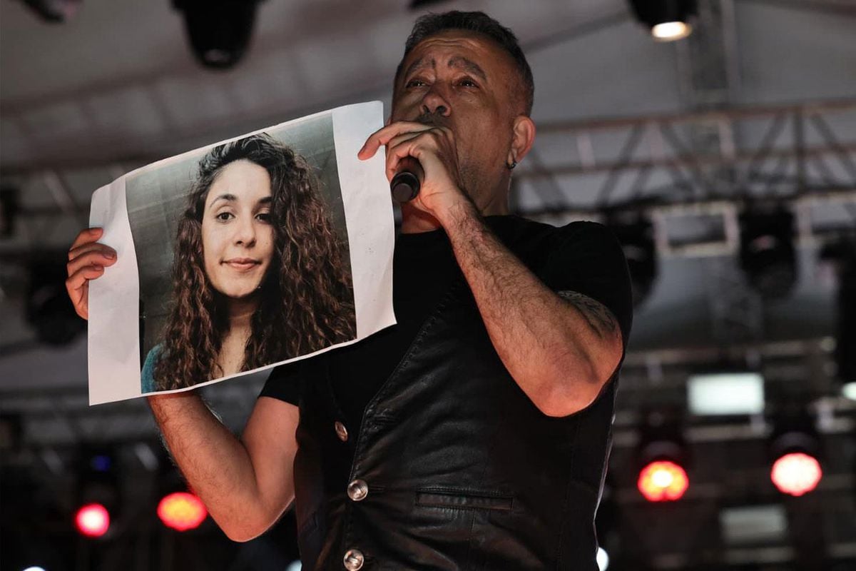 Haluk Levent, konserde Gülistan Doku'nun posteri açıp türkü seslendirdi