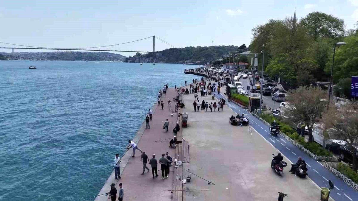 İstanbul'da güneşi gören sahile koştu