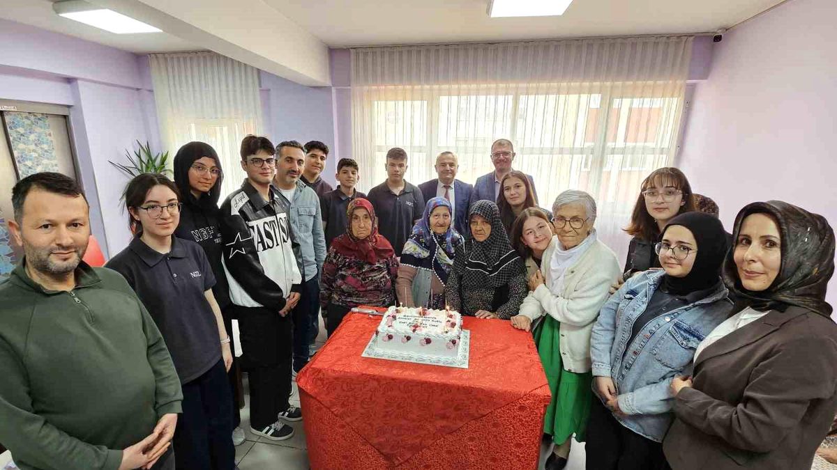 Kütahya'da lise öğrencilerinden anlamlı huzurevi ziyareti