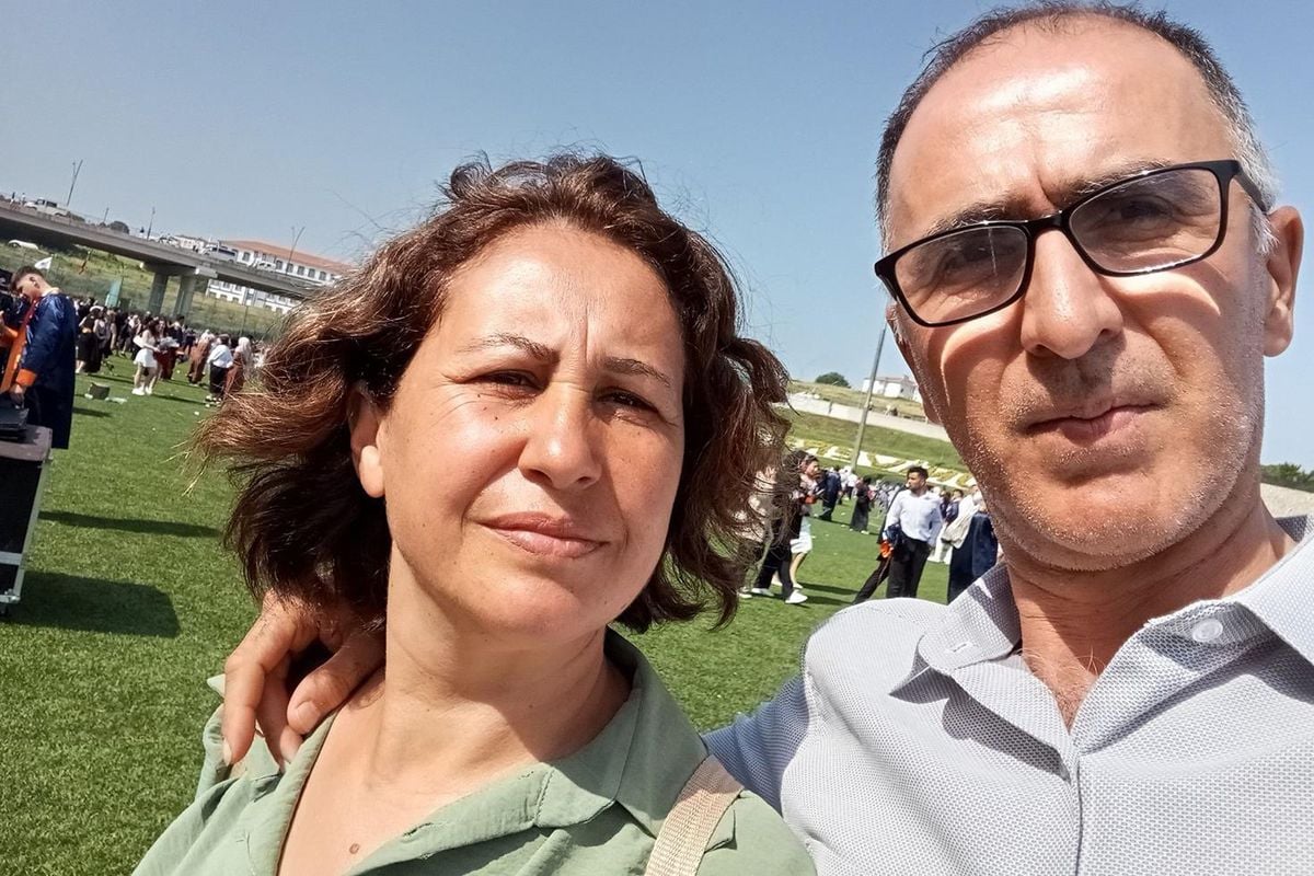 Devrilen traktörün altında kalan çifti ölüm ayırdı