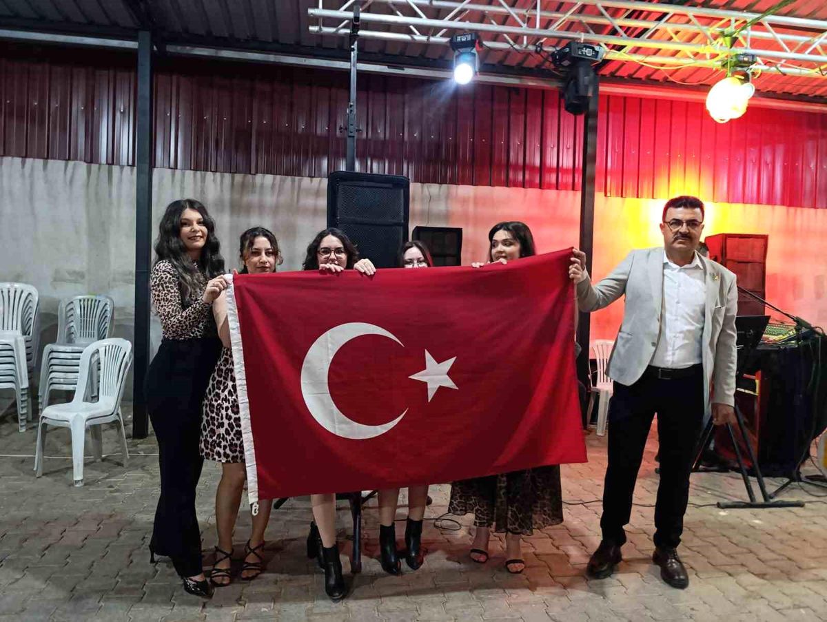 Muhtardan Anneler Günü'ne özel leopar gecesi