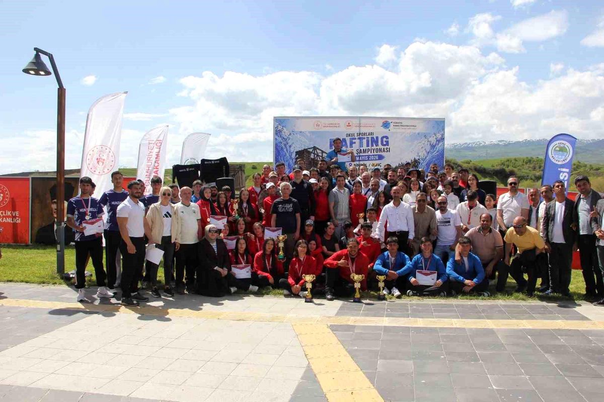 Murat Nehri'nde kano heyecanı sona erdi: 400 sporcu kıyasıya yarıştı