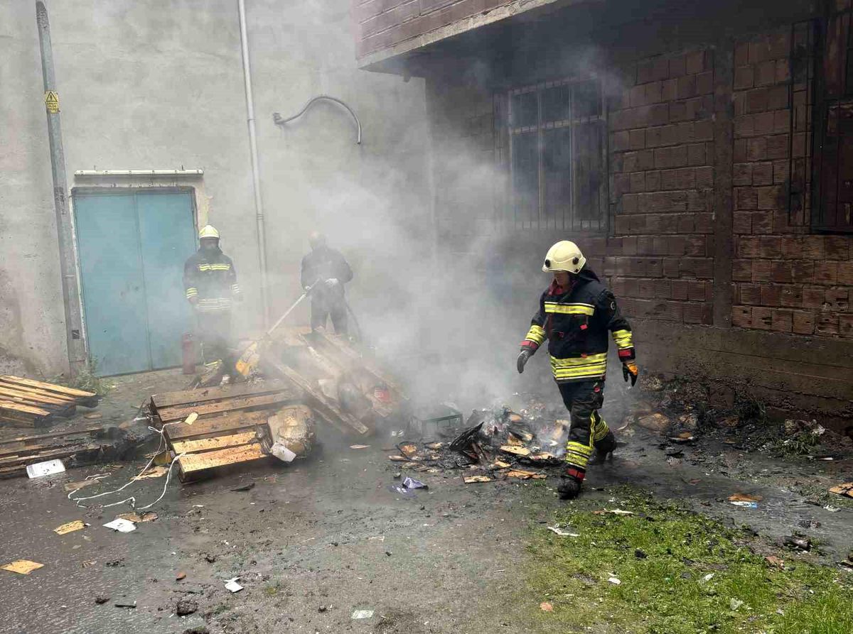 Ordu'da atık malzeme ve paletlerin bulunduğu alanda yangın