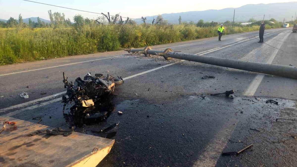 Otomobilin devirdiği elektrik direğine motosiklet çarptı: 4 Yaralı