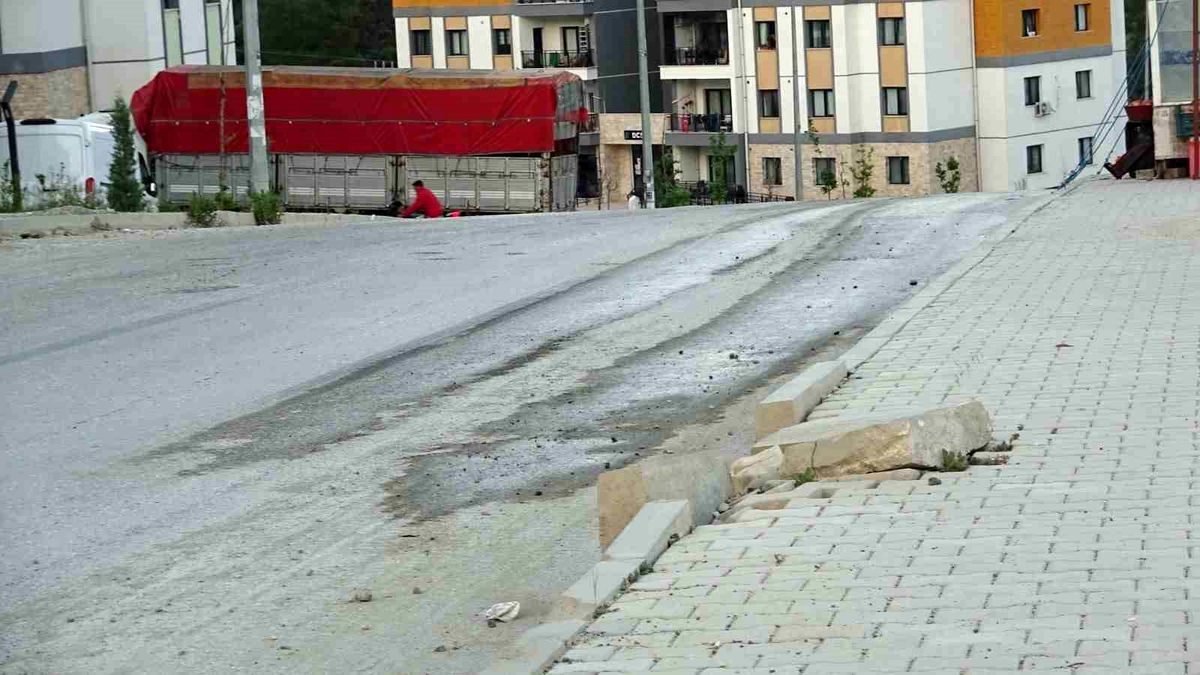 Paletli kepçeyi asfalta zarar vererek önlem almadan yürüten firmaya vatandaşlardan tepki