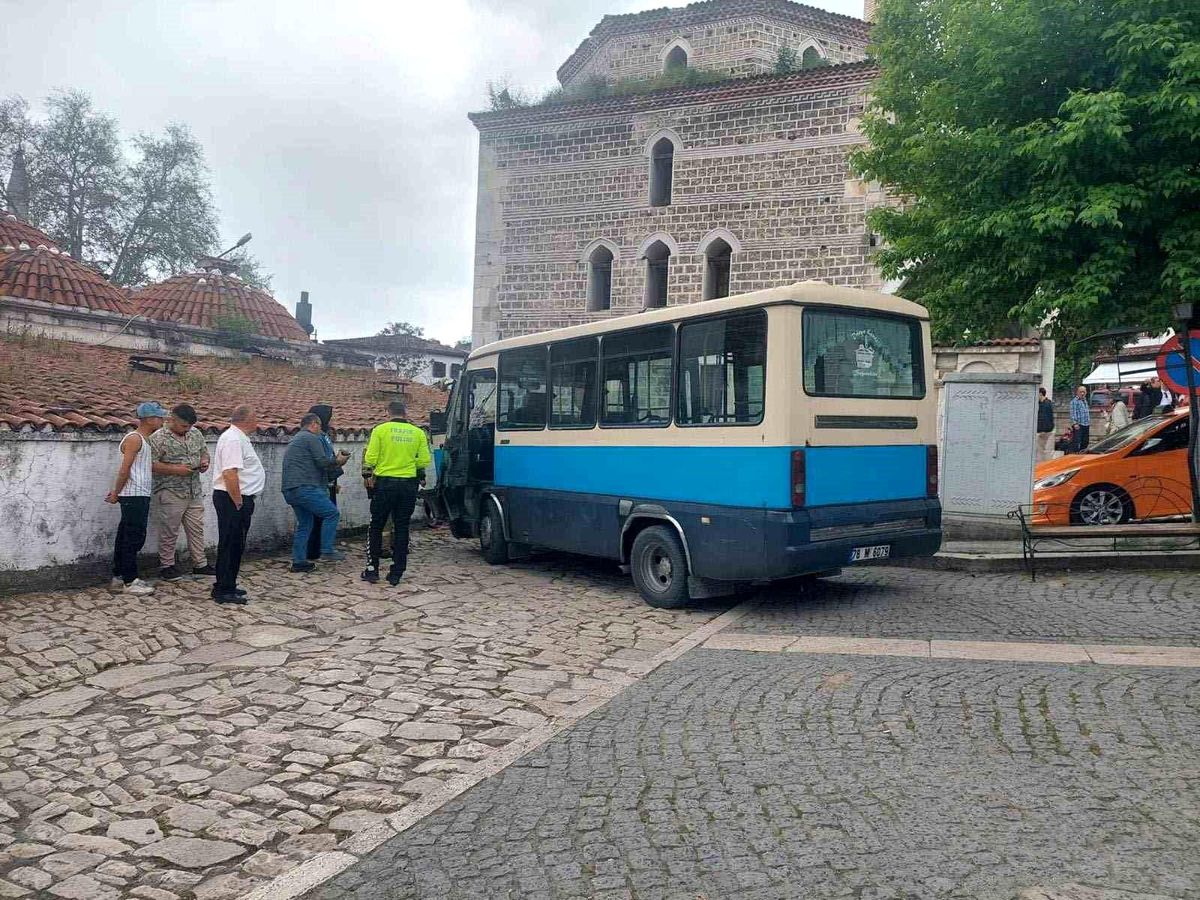 Safranbolu'da freni boşalan dolmuş tarihi çarşıda dehşet saçtı