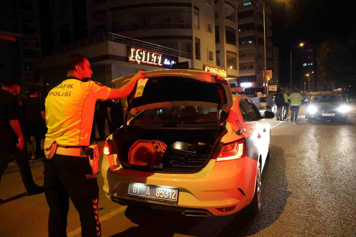 Şampiyonluk konvoyundan ayrılan alkollü otomobil sürücüsü ile motosiklet çarpıştı: 1 ağır yaralı