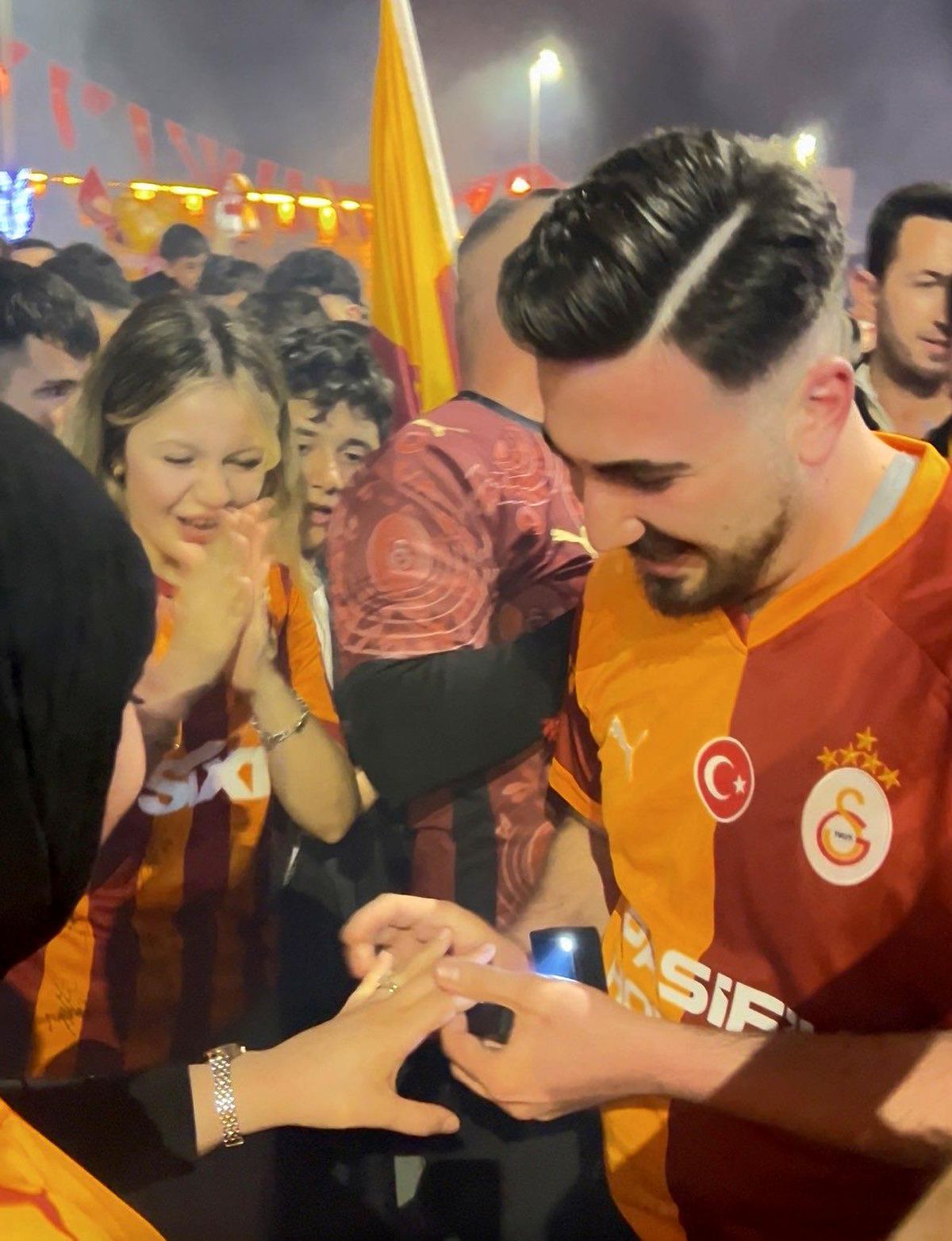 Şampiyonluk kutlamalarında evlilik teklifi sürprizi