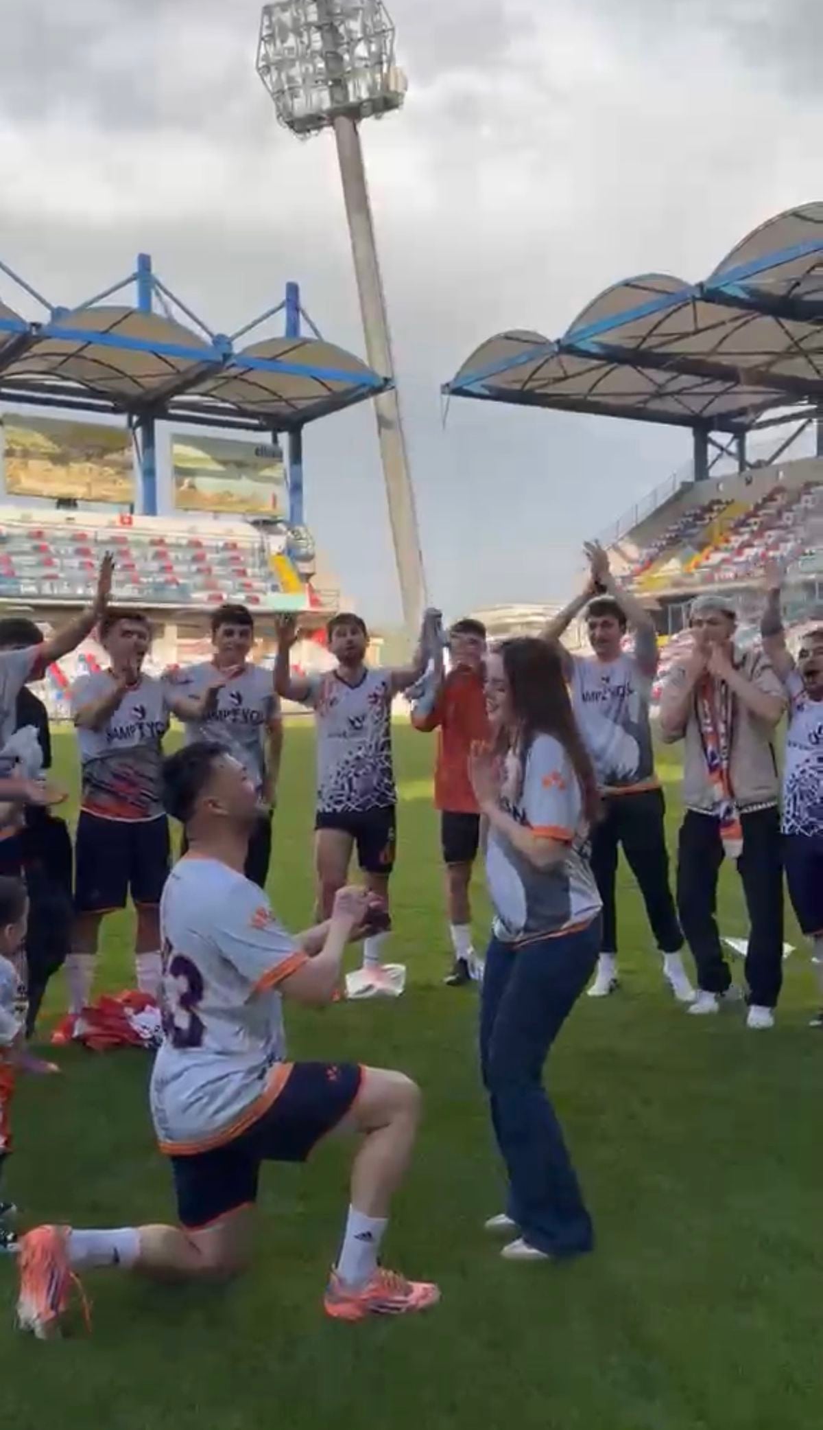 Futbolcu Berkay Akçin Şampiyonluk Kutlamasında Evlenme Teklif Etti