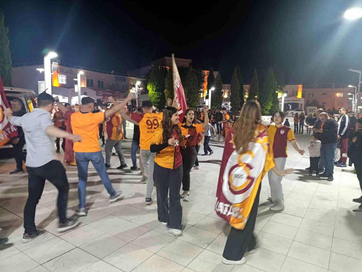 Selendi sarı-kırmızı renklere büründü