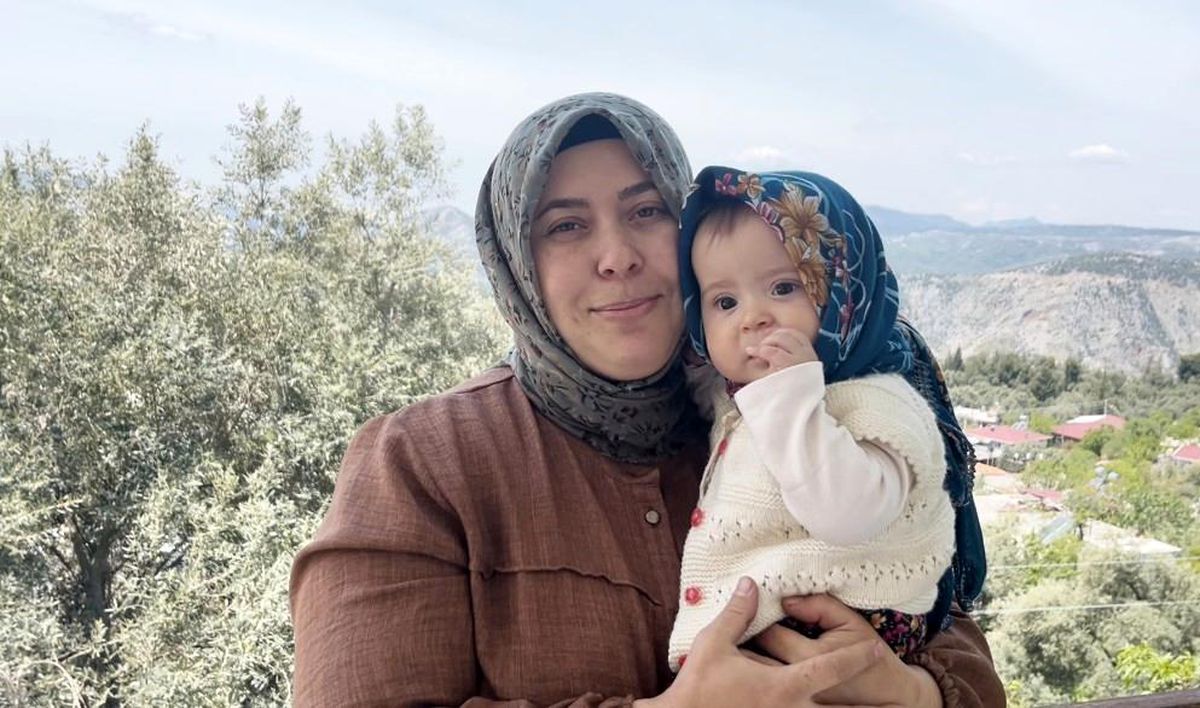 Sosyal medyayı sallayan ikili: Anne ve 7,5 aylık kızı izleyenlerin yüzünde tebessüm bırakıyor