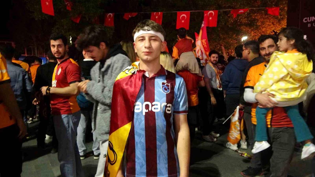 Trabzonlu taraftar Galatasaray'ın şampiyonluk kutlamasına katıldı