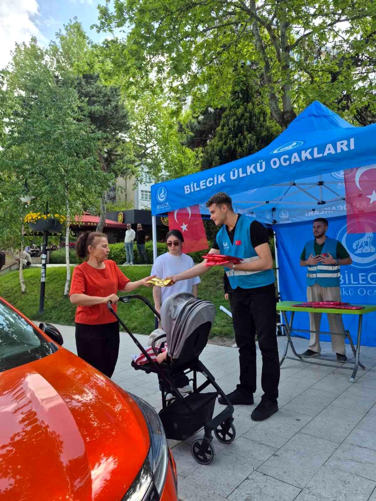 Ülkü Ocakları'ndan Anneler Günü'nde kadınlara hediye