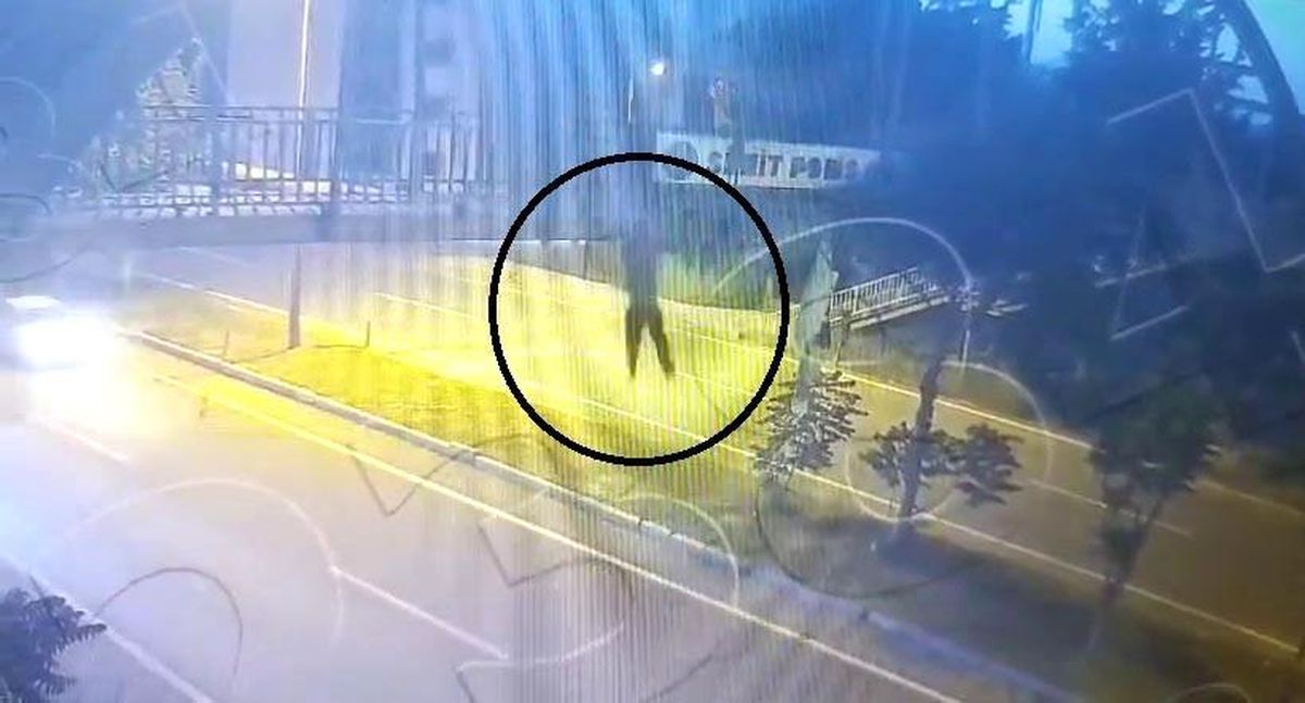 Üst geçitten atlayan 14 yaşındaki çocuğa otomobilin çarptığı anlar kamerada