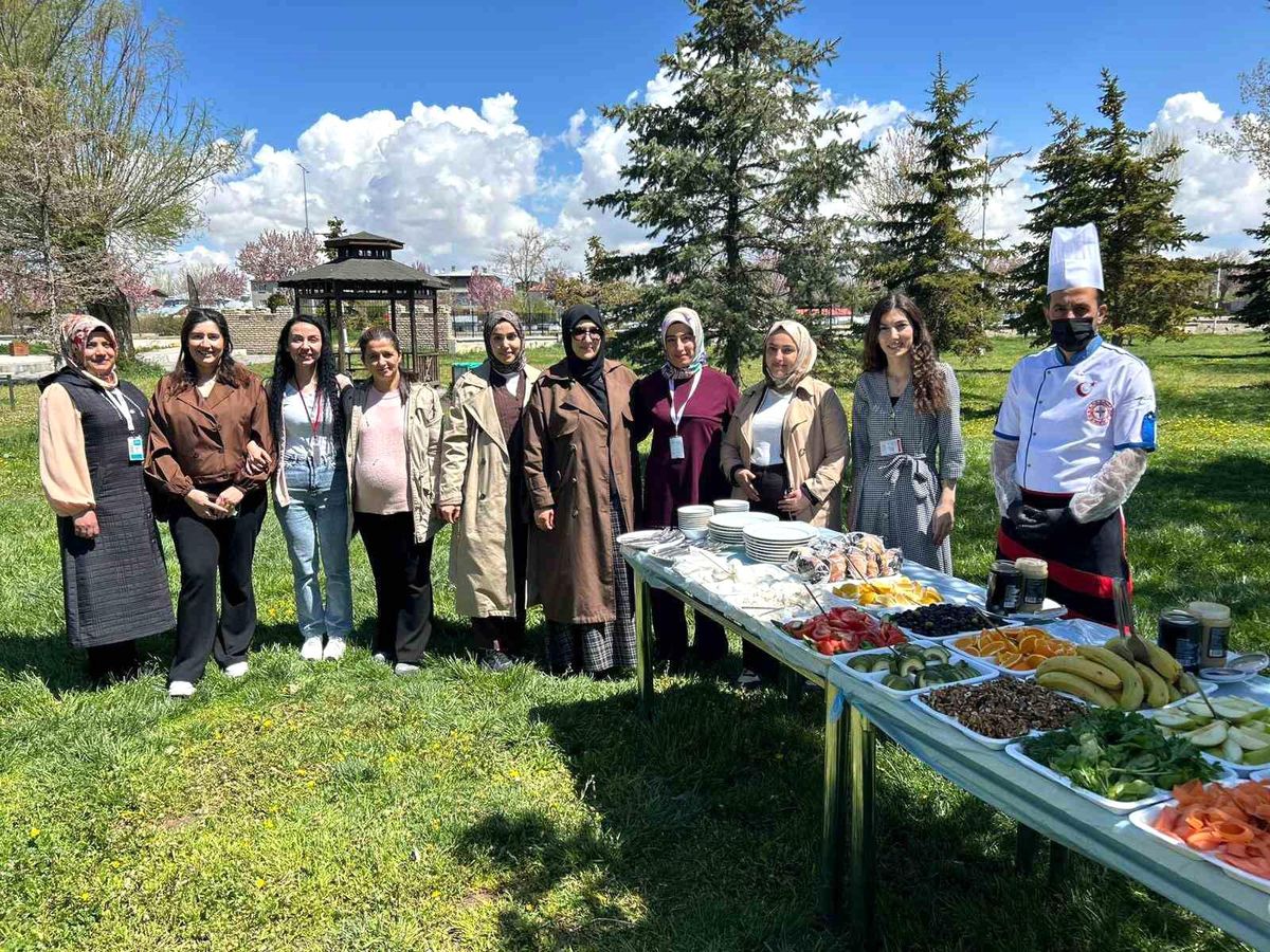 Van'da "Her Gebeye Bir Ebe" projesinden Anneler Günü etkinliği