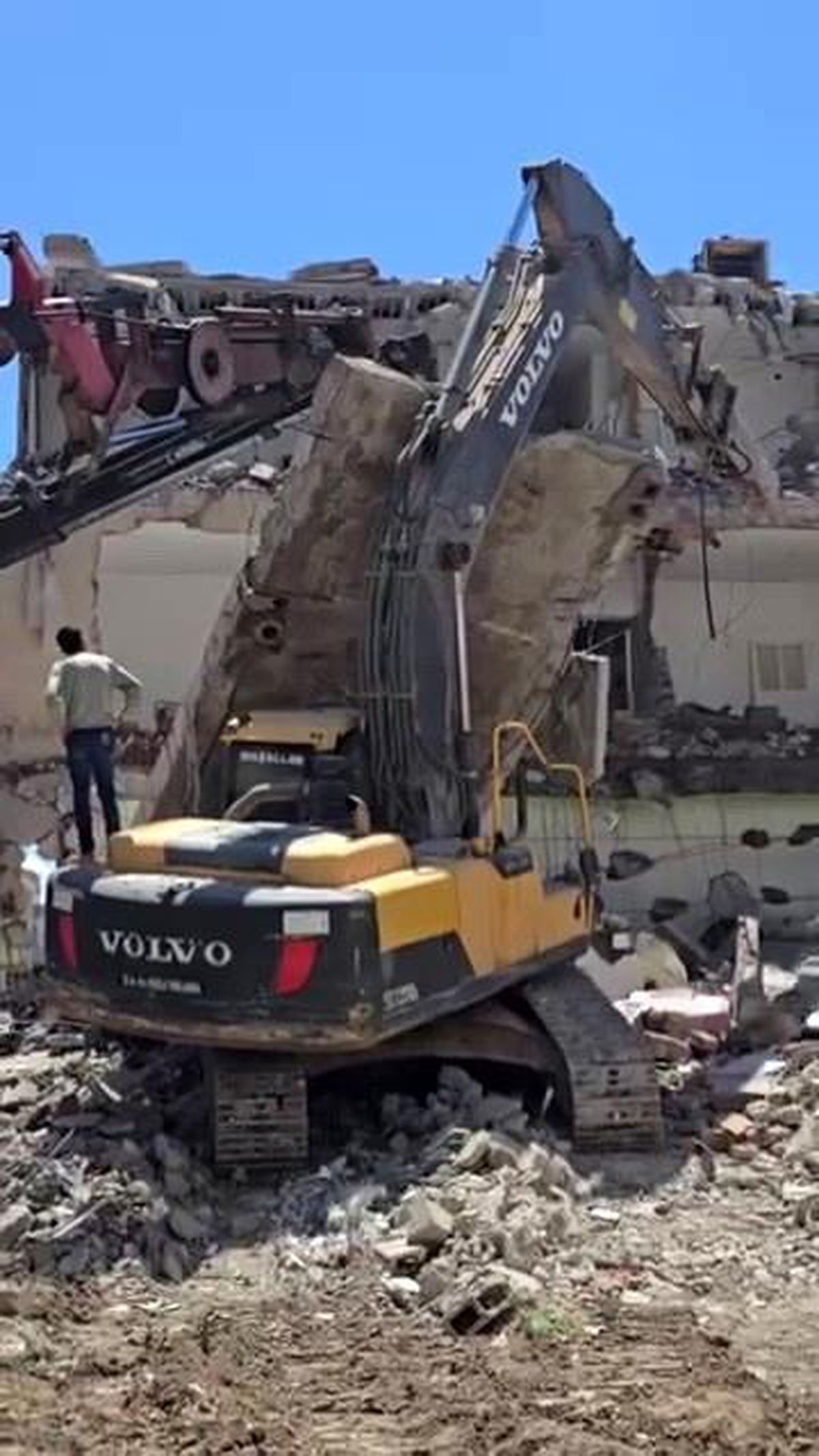 Yıkım sırasında beton bloğu iş makinasının üzerine düştü