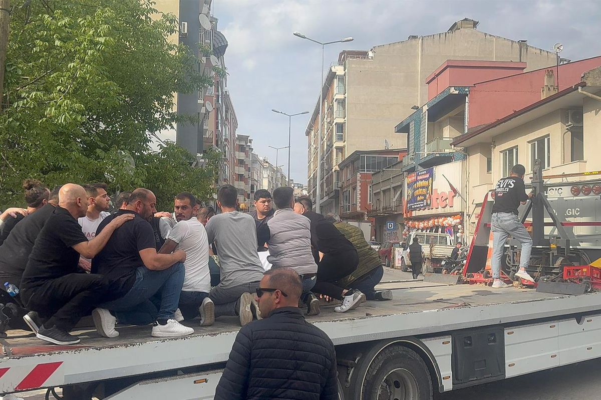 Yüksek sesle müzik tartışması kanlı bitti: Cenaze çekici üstünde taşındı
