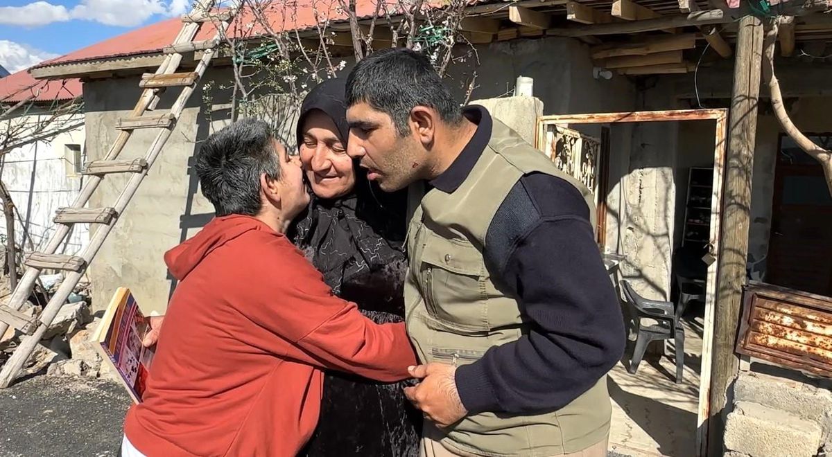 Yüksekova'da bir annenin ömre bedel fedakarlığı: 38 yıldır 4 engelli evladına gözü gibi bakıyor