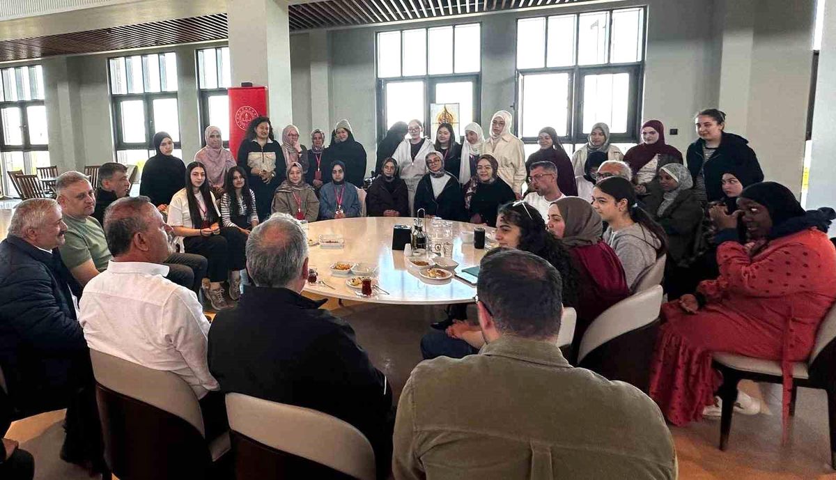15 farklı ülkeden gelen öğrenciler, Ahlat Cumhurbaşkanlığı Külliyesi'nde ağırlandı