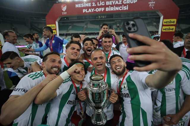 Muğlaspor players celebrating their promotion to the 1st League