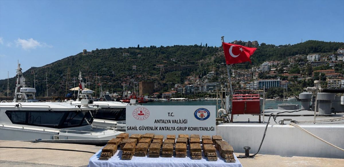 Alanya'da sahile vuran paketten 40 kilogram esrar çıktı