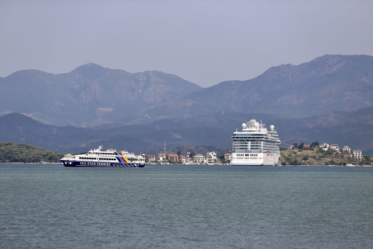 "Allura" isimli kruvaziyer Fethiye Körfezi'ne demirledi
