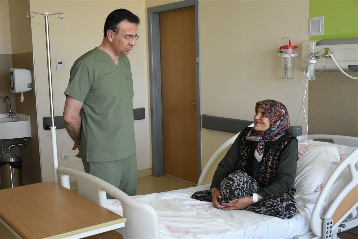 Bağırsak sarkması şikayetinden 1 saatlik operasyonla kurtuldu
