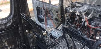 Diyarbakır'da seyir halindeyken alev alan minibüs tamamen yandı