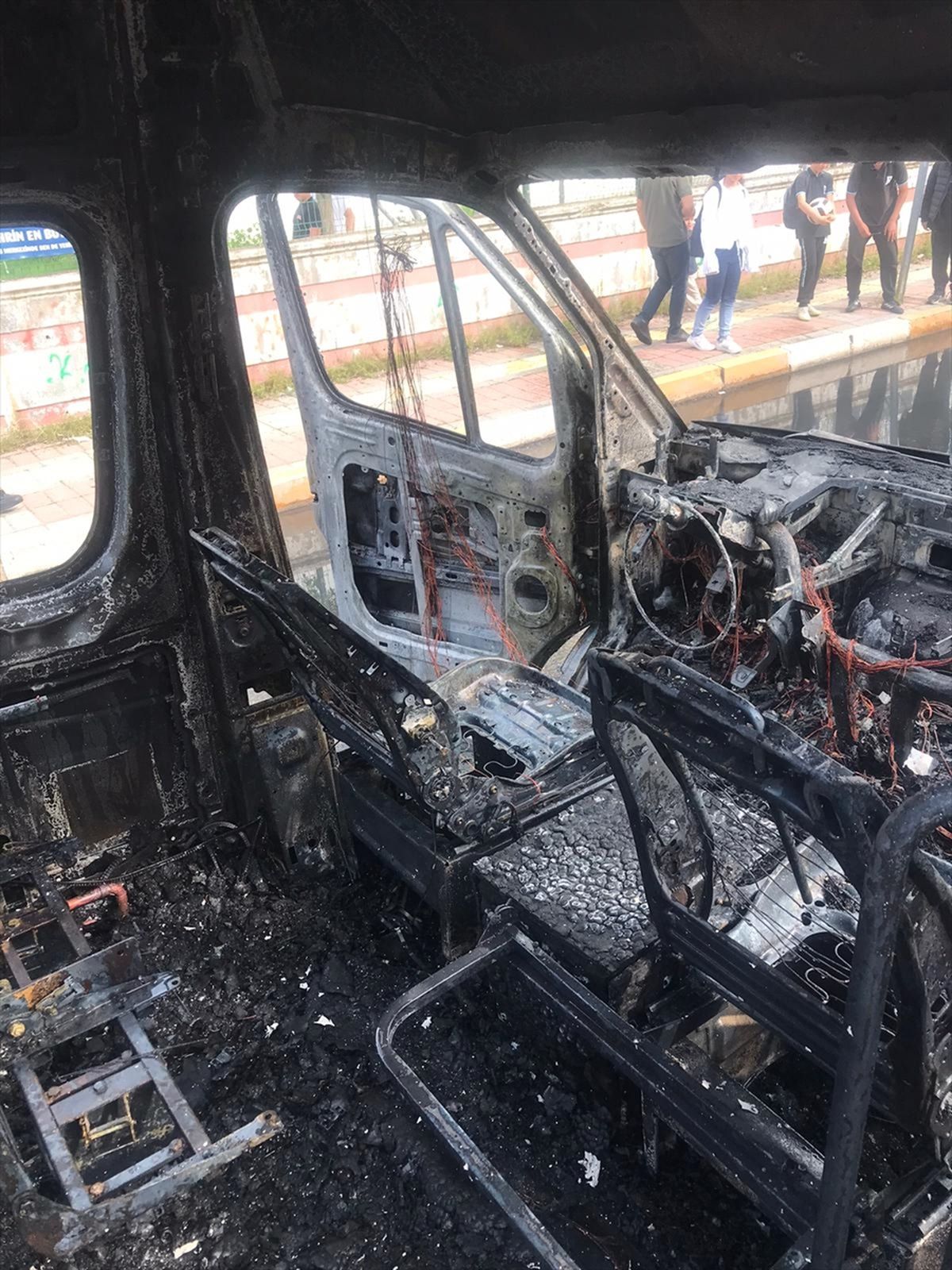 Diyarbakır'da seyir halindeyken alev alan minibüs tamamen yandı