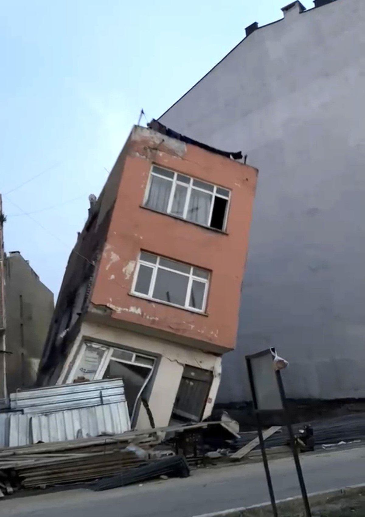 Erdek'te inşaat kazısı sırasında temeli zarar gören 2 katlı bina yıkıldı