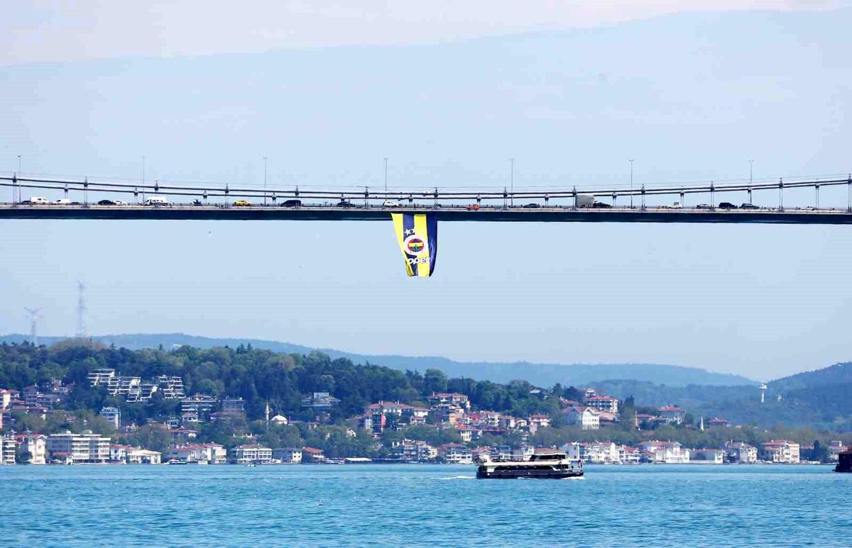 Euroleague şampiyonu olan Fenerbahçe'nin bayrakları köprülere asıldı