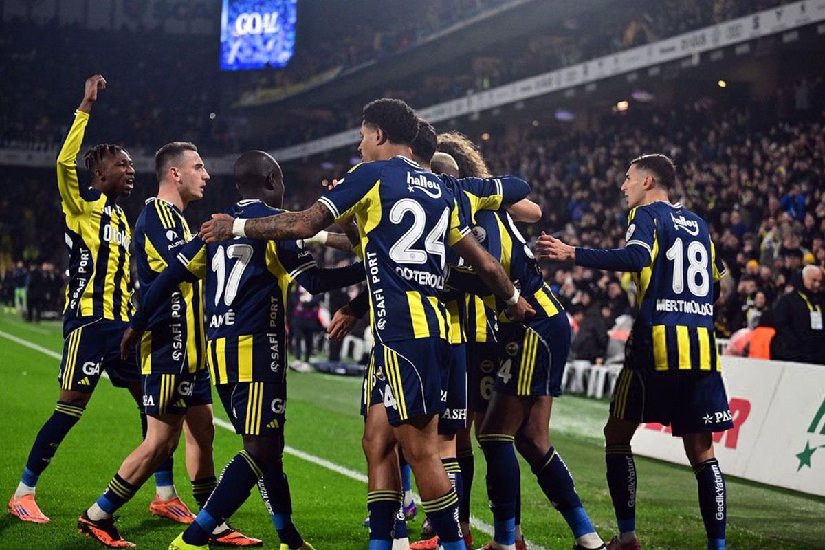 Fenerbahçe'de büyük kriz! Tam 8 ismin bileti kesildi