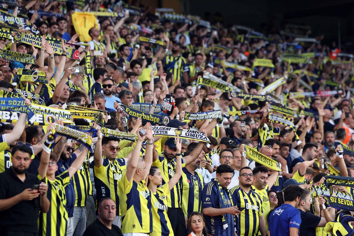 Fenerbahçe'den kadın ve çocuk taraftarlarına jest