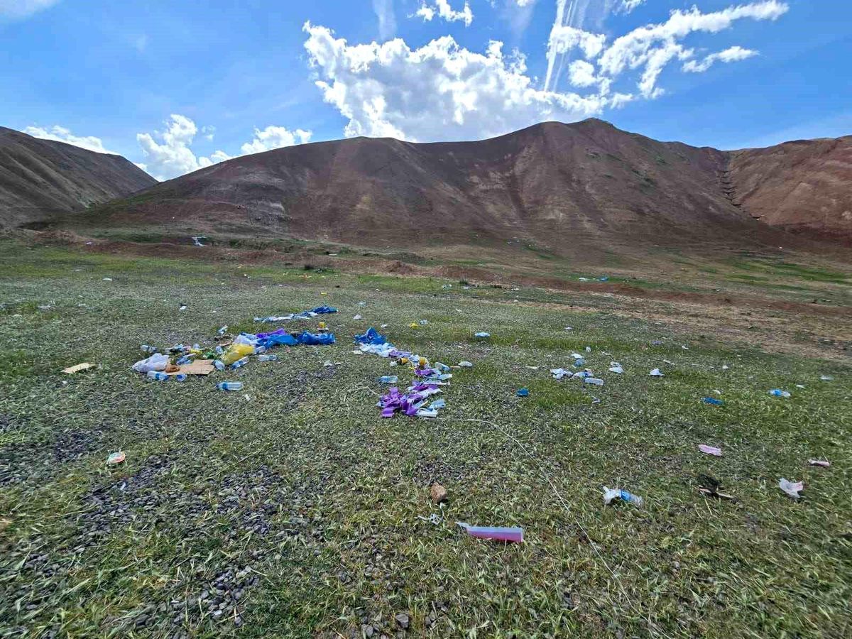 Gökkuşağı Tepeleri'nde çöp tepkisi: Doğaseverler alanı temizledi