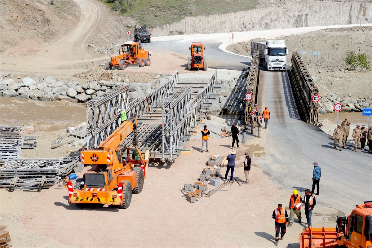 Hakkari-Van kara yolundaki alternatif güzergahta ikinci panel köprünün kurulumuna başlandı