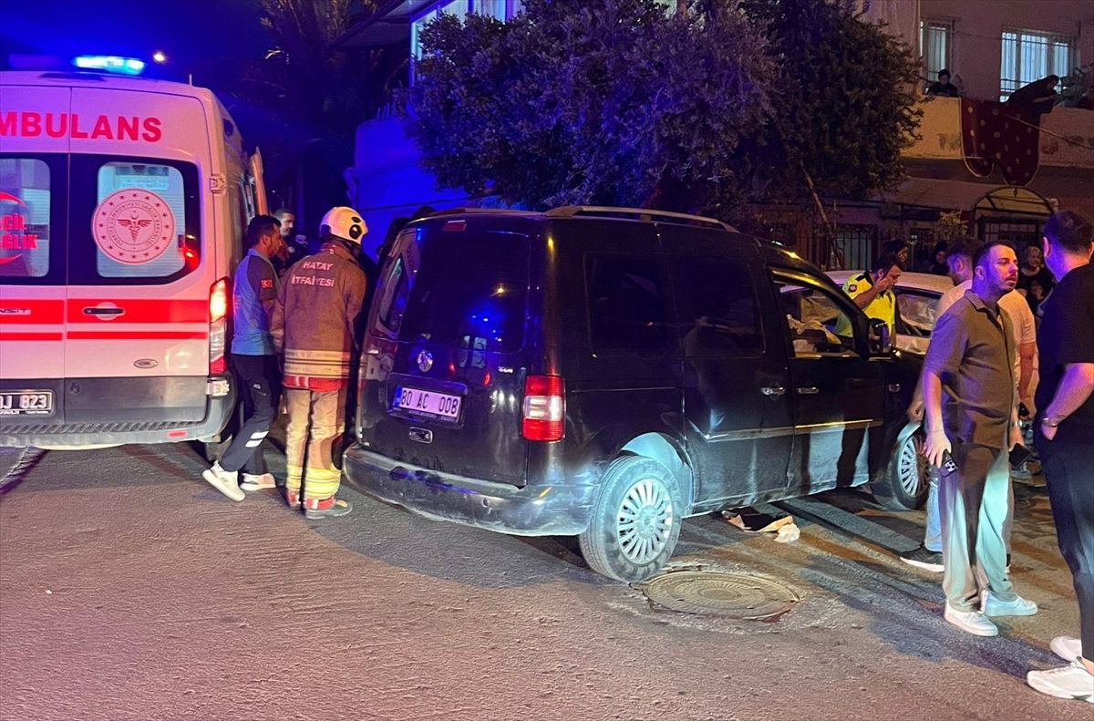 Hatay'da otomobil ile hafif ticari aracın çarpışması sonucu 4 kişi yaralandı