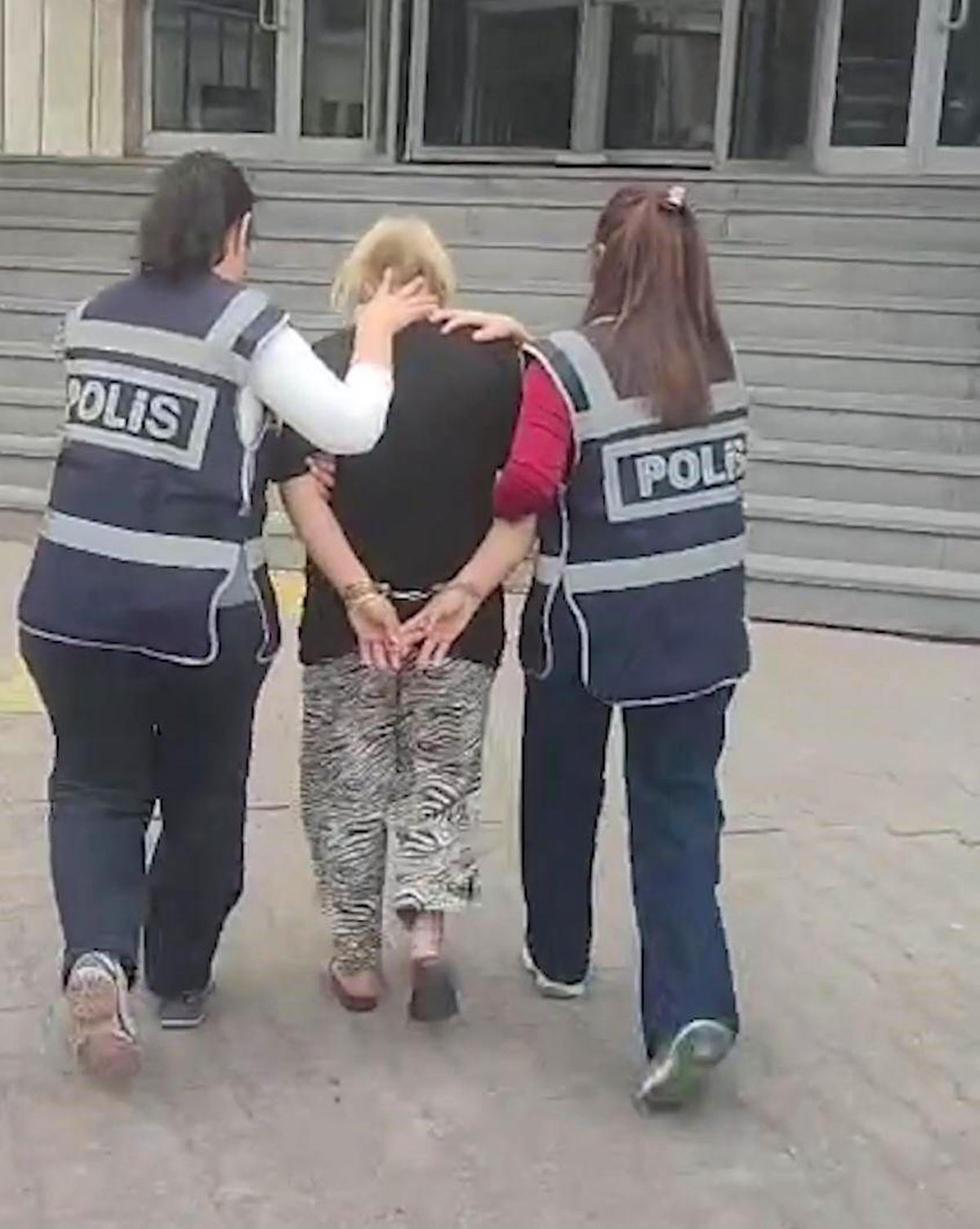 Hırsızlık suçundan 70 yıl cezası bulunan kadın polisten kaçamadı