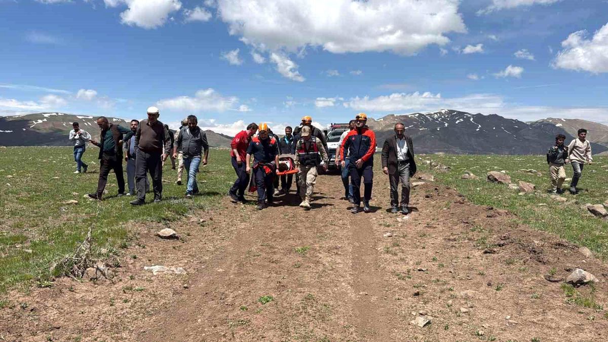 Kayalık alandan düşen 14 yaşındaki çocuk hastaneye kaldırıldı
