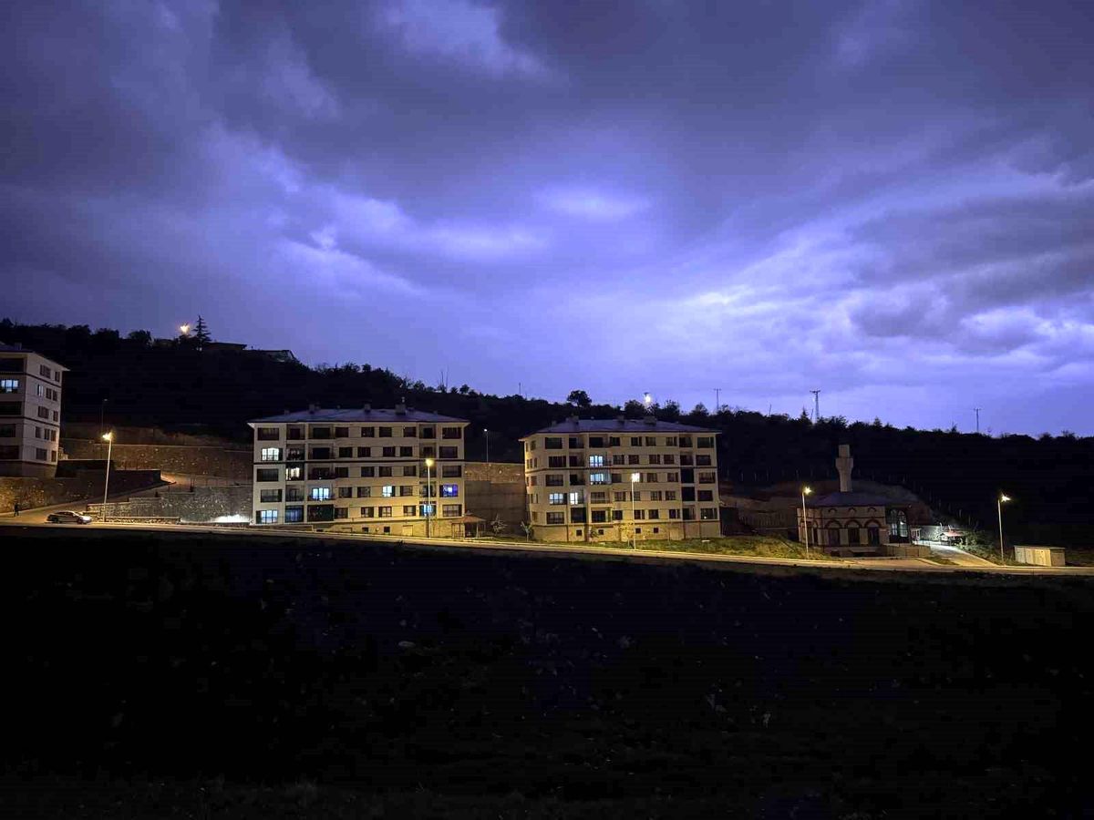 Kayseri'de şimşekler geceyi aydınlattı