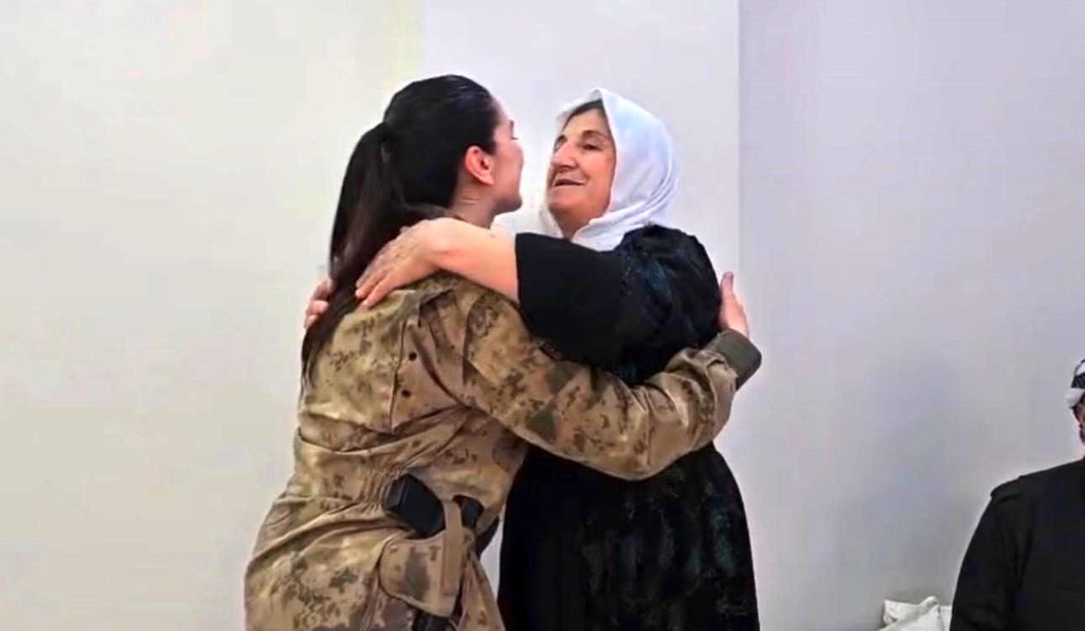 Mehmetçik’ten Şehit Annelerine Anlamlı Anneler Günü Ziyareti