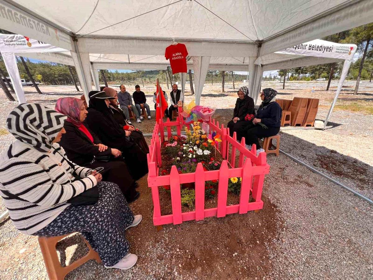 Almina'nın mezarı pembeye boyandı
