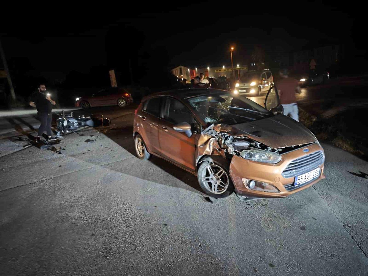 Otomobil ile çarpışan motosiklet sürücüsü ağır yaralandı... Kaza anı kamerada