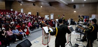 Samsun'da yurtta kalan kız öğrencilere askeri bando konser verdi