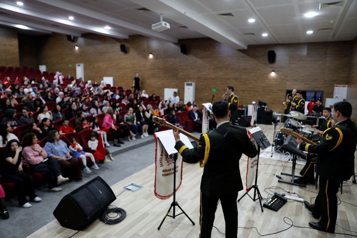 Samsun'da yurtta kalan kız öğrencilere askeri bando konser verdi