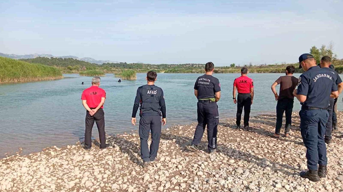 Serinlemek için Aksu Çayı'na giren 3 gençten biri akıntıya kapılarak kayboldu