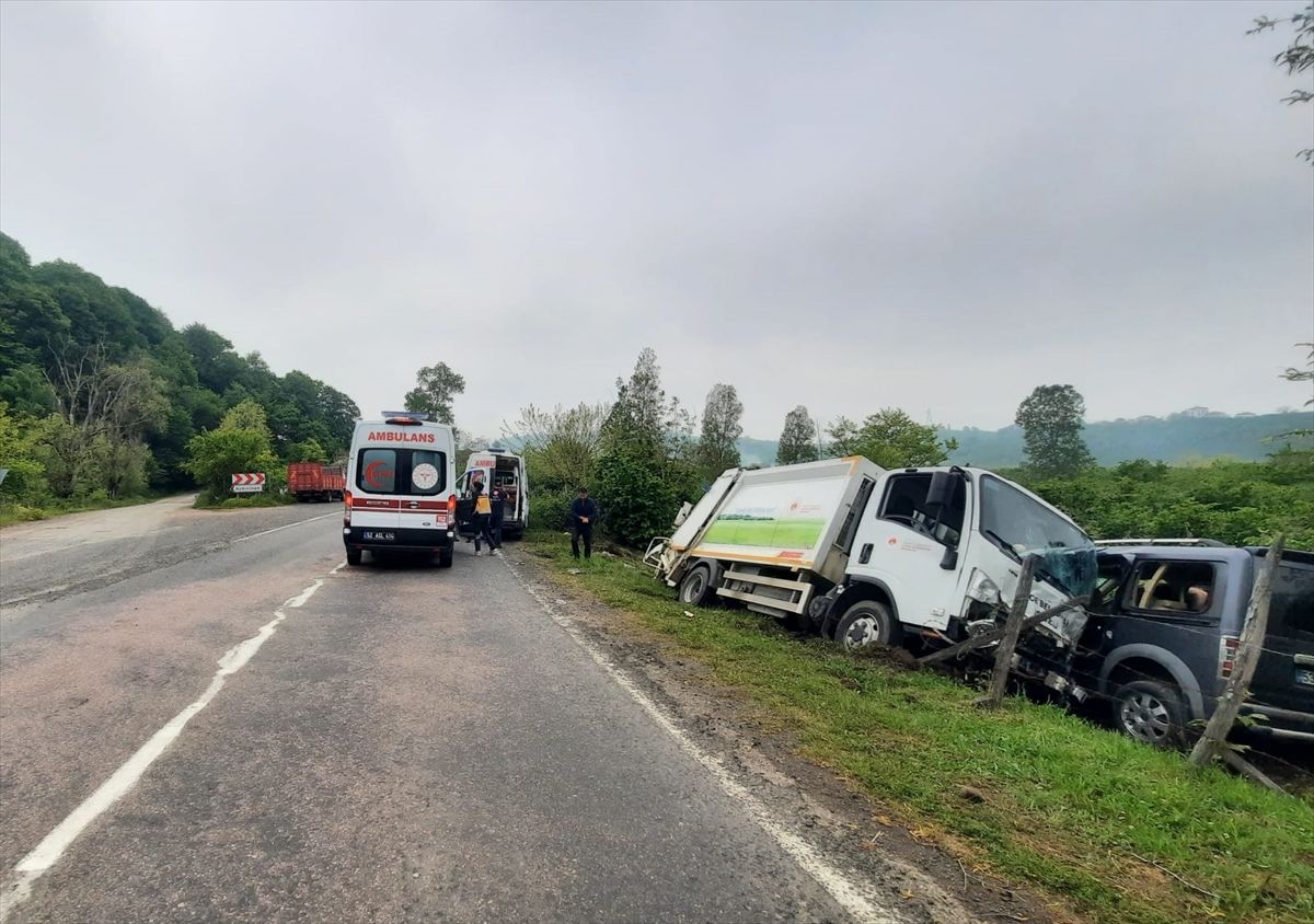 Ordu'da çöp kamyonu ile hafif ticari aracın çarpıştığı kazada 3 kişi yaralandı